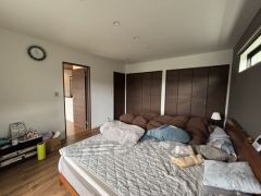 2階洋室10.5帖のお部屋です。