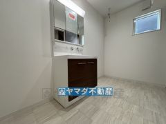 三面鏡タイプの洗面台、お天気を気にせず洗濯物を干せます。