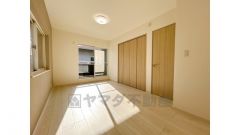 2階洋室7.5帖のお部屋はフローリング・クロス交換済