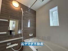 浴槽にはベンチスペースがあるので半身浴やお子様も座ることができ安心快適です