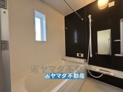 浴槽にはベンチスペースがあるので半身浴やお子様も座ることができ安心快適です