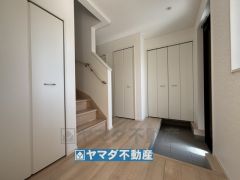 玄関ホールにも便利な収納スペースがあります