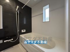 浴槽にはベンチスペースがあるので半身浴やお子様も座ることができ安心快適です