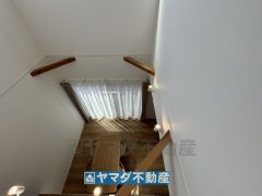 別角度の吹抜けのリビング