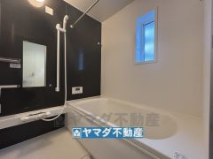 浴槽にはベンチスペースがあるので半身浴やお子様も座ることができ安心快適です