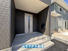 玄関ポーチには屋根があるので急な雨でも安心ですね