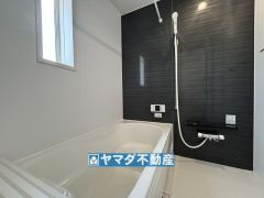 浴槽にはベンチスペースがあるので半身浴やお子様も座ることができ安心快適です。