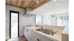 勝手口のあるシステムキッチン