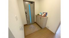 玄関にはお掃除しやすいフロートタイプのシューズボックス