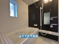 浴槽にはベンチスペースがあるので半身浴やお子様も座ることができ安心快適です