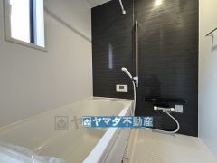 浴槽にはベンチスペースがあるので半身浴やお子様も座ることができ安心快適です