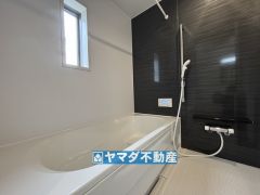 浴槽にはベンチスペースがあるので半身浴やお子様も座ることができ安心快適です
