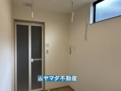ランドリールームで室内干しができます