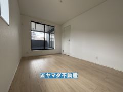 2階洋室6.7帖のお部屋です。