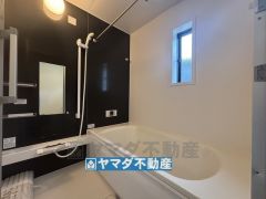 浴槽にはベンチスペースがあるので半身浴やお子様も座ることができ安心快適です