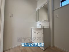 三面鏡タイプだから朝の準備も効率的ですね