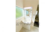 洗面化粧台は新品交換済。壁・天井クロスと床は張り替え済。