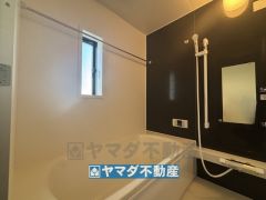 浴槽にはベンチスペースがあるので半身浴やお子様も座ることができ安心快適です