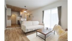 窓からの光がしっかり入る明るいリビング