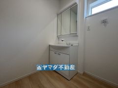 収納ができる三面鏡タイプの洗面台