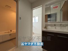 洗面所傍にランドリールームがあります