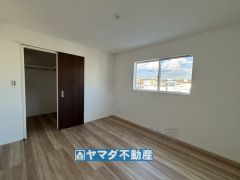 サンルームに面した洋室のお部屋です