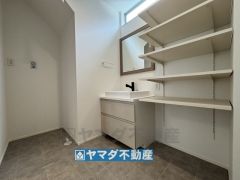 洗面所には可動式の収納棚があります