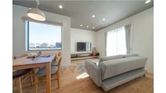 ダイニングキッチンからも並んだ空間にテレビ台と・壁掛け55インチテレビですっきり空間です。 