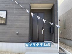 玄関横にはポストが設置されているので雨に濡れずに安心ですね。