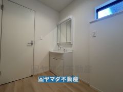 三面鏡タイプだから朝の準備も効率的ですね