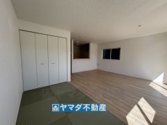 畳コーナーには大容量の収納棚があります