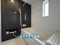 浴槽にはベンチスペースがあるので半身浴やお子様も座ることができ安心快適です