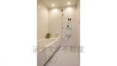 浴槽にはベンチスペースがあるので半身浴やお子様も座ることができ安心快適です