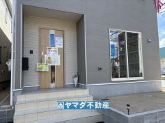 玄関横にはポストが設置されているので雨に濡れずに安心ですね。