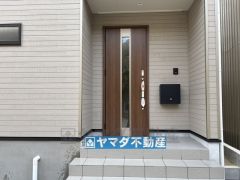 玄関横にはポストが設置されているので雨に濡れずに安心ですね