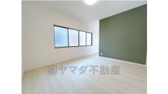 2階南6帖洋室のお部屋はフローリングの張替えとクロスの張替えリフォーム済
