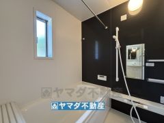 浴槽にはベンチスペースがあるので半身浴やお子様も座ることができ安心快適です