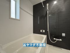 浴槽にはベンチスペースがあるので半身浴やお子様も座ることができ安心快適です