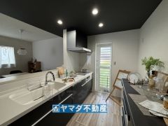 勝手口のある収納たっぷりなシステムキッチンです。