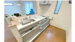 カウンター下はスライド式収納。