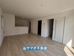 リビングの広さに加えて和室の入り口を開放すればさらに広々とした空間になります