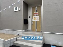 玄関横にはポストが設置されているので雨に濡れずに安心ですね。