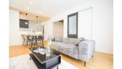 窓からの明るい日差しが差し込むリビング