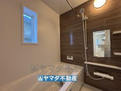浴槽にはベンチスペースがあるので半身浴やお子様も座ることができ安心快適です