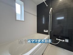 浴槽にはベンチスペースがあるので半身浴やお子様も座ることができ安心快適です