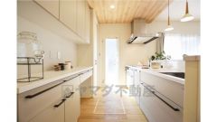 収納たっぷりシステムキッチン