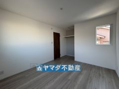 2階洋室7.7帖のお部屋です。