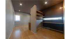 寝室入り口には書斎スペース