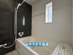 浴槽にはベンチスペースがあるので半身浴やお子様も座ることができ安心快適です