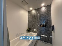 ゆったりとしたバスタブ